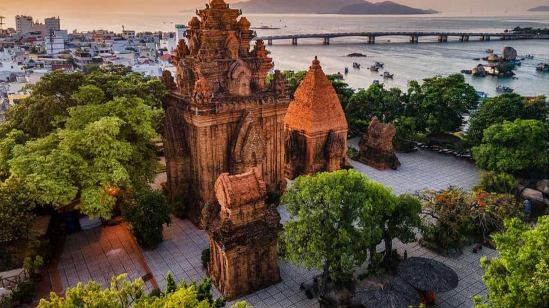 Tháp Bà Ponagar - Địa điểm ở Việt Nam
